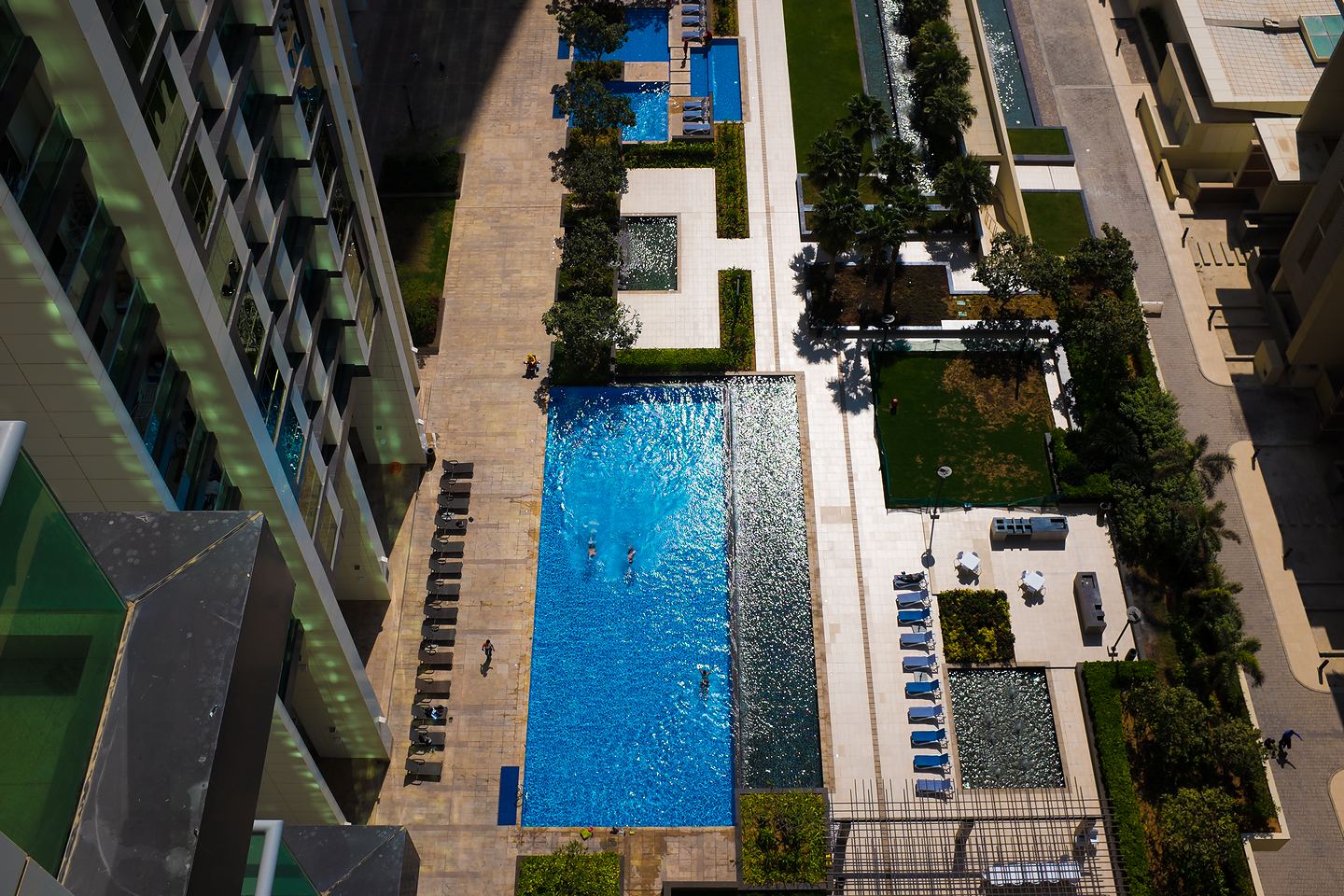 Abu Dhabi, basen w apartamentowcu (Emiraty Arabskie)
